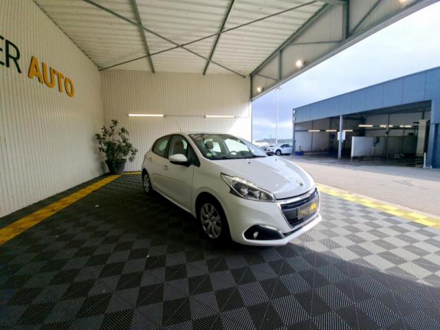 Peugeot 208 image 1