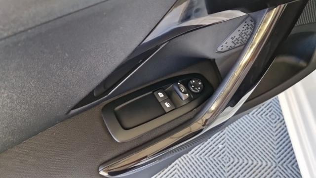 Peugeot 208 image 2