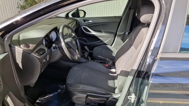 Opel Astra Sports Tourer image 6