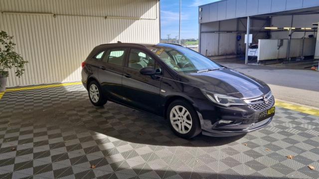 Opel Astra Sports Tourer image 4