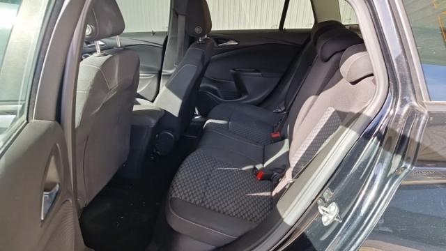 Opel Astra Sports Tourer image 3