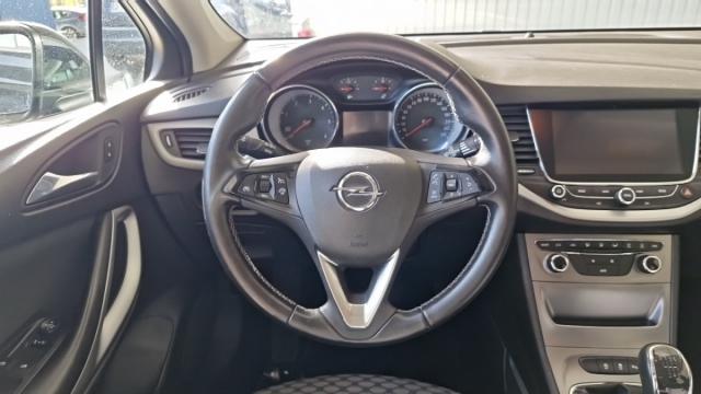 Opel Astra Sports Tourer image 2