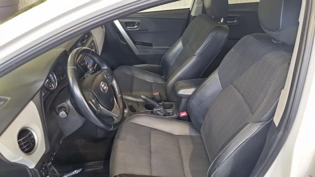 Toyota Auris image 2