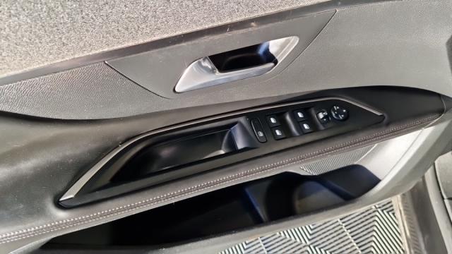 Peugeot 5008 image 1