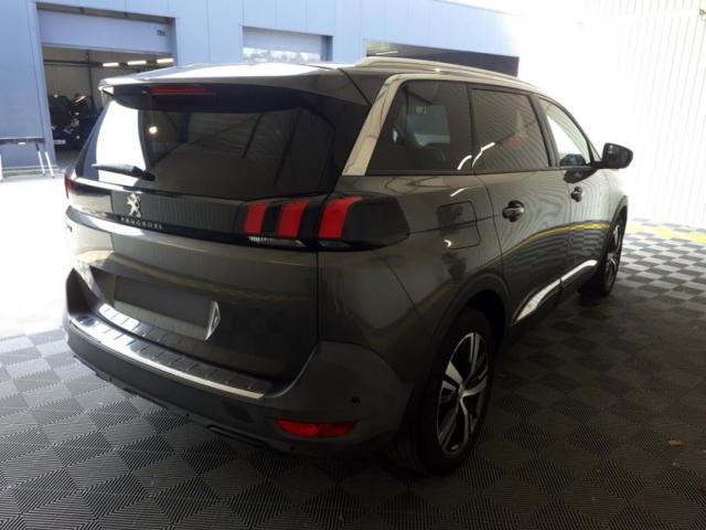 Peugeot 5008 image 1