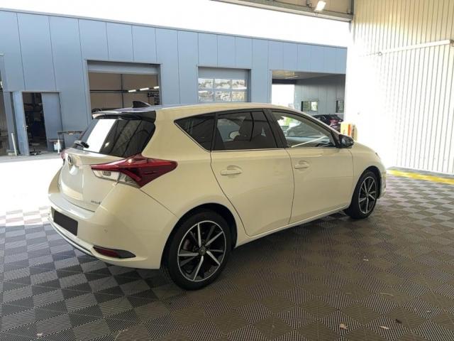 Toyota Auris image 8