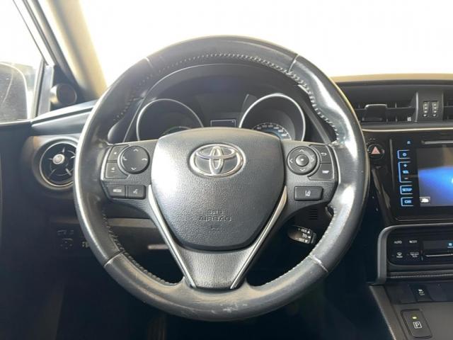 Toyota Auris image 2