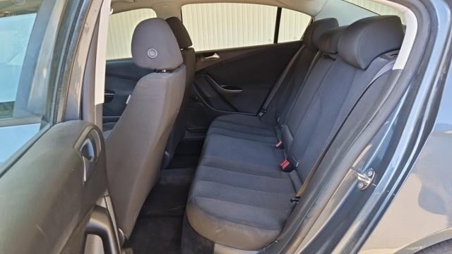 Volkswagen Passat image 8