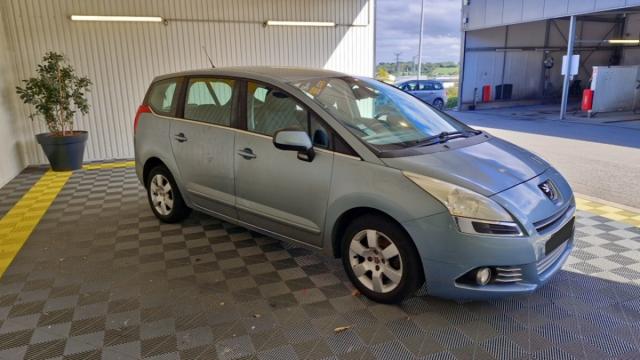 Peugeot 5008 image 2