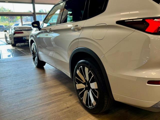Mitsubishi Outlander Phev image 1