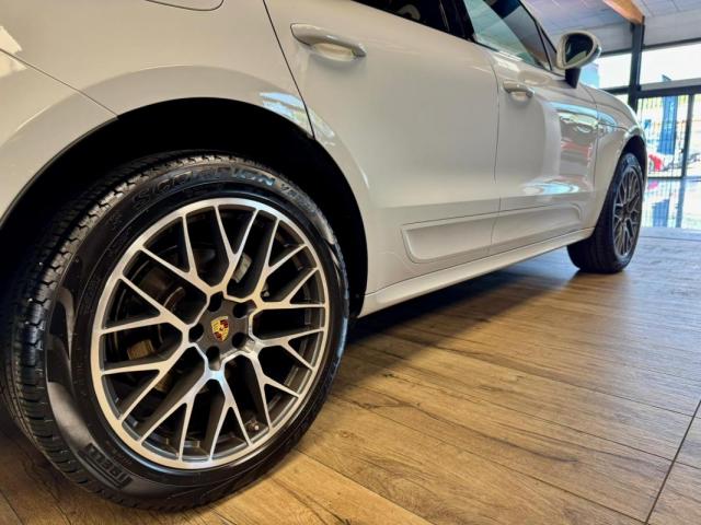 Porsche Macan image 2