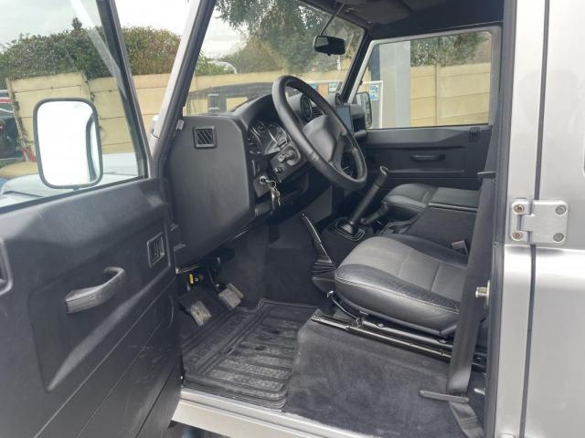 Land Rover Defender image 4