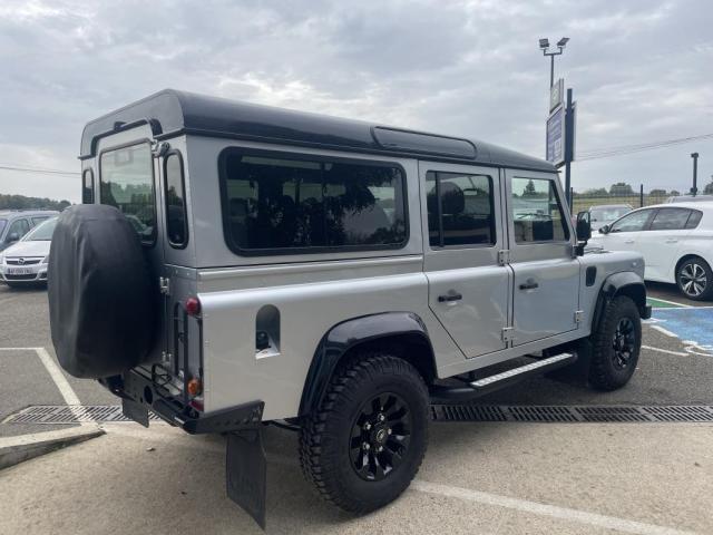 Land Rover Defender image 5