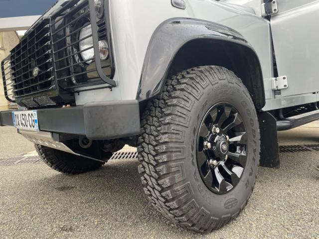 Land Rover Defender image 6