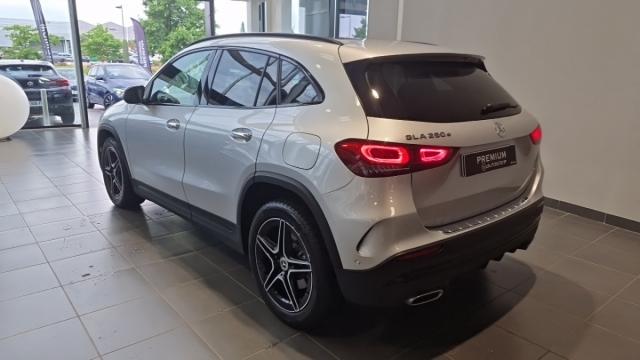 Mercedes Benz Gla image 1
