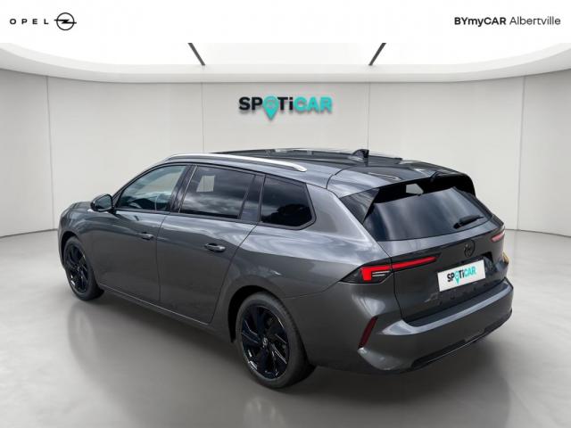 Opel Astra Sports Tourer image 3
