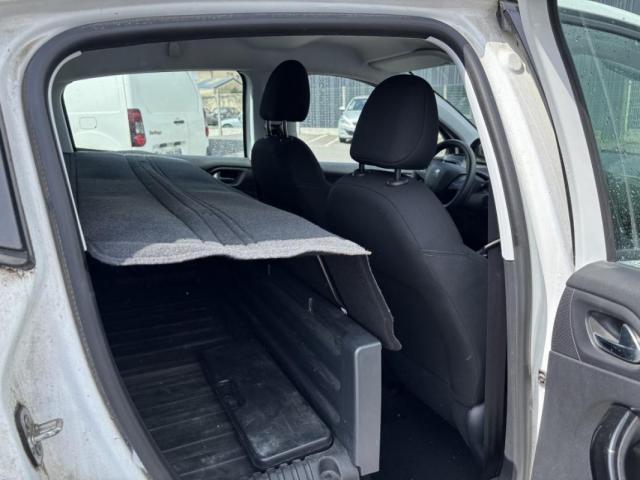 Peugeot 208 image 8