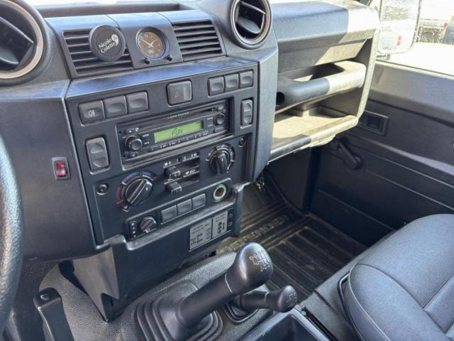 Land Rover Defender image 9