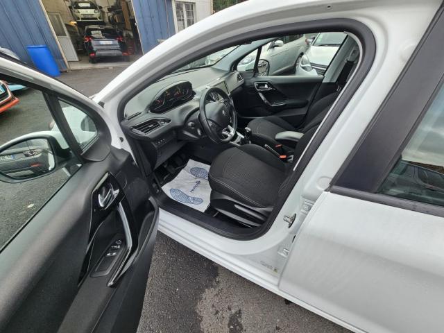 Peugeot 208 image 1