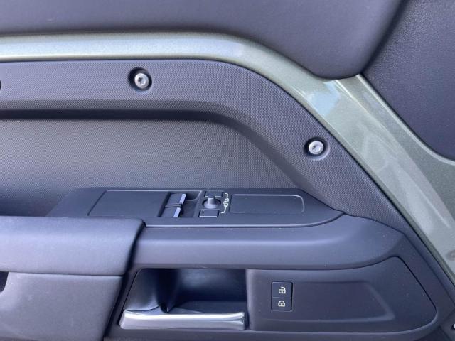 Land Rover Defender image 7
