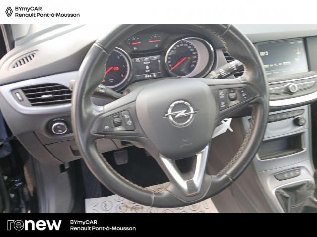 Opel Astra Sports Tourer image 3