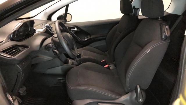 Peugeot 208 image 8