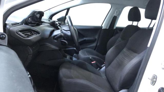 Peugeot 208 image 6
