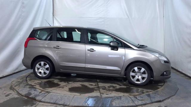 Peugeot 5008 image 1