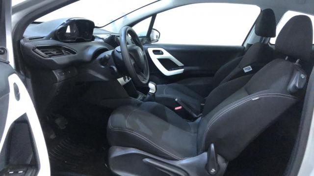 Peugeot 208 image 2