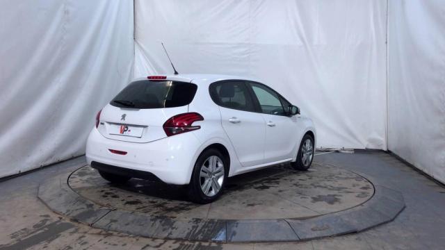 Peugeot 208 image 1