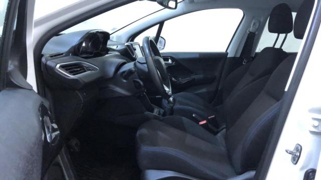Peugeot 208 image 8