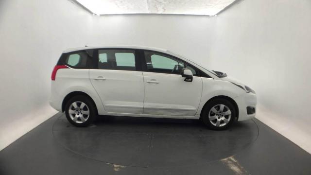 Peugeot 5008 image 1
