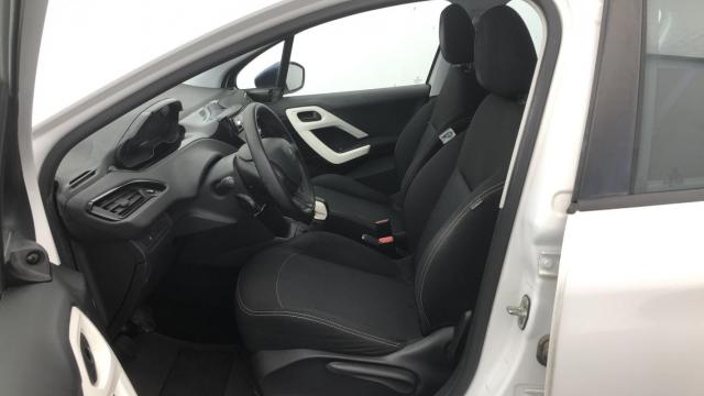 Peugeot 208 image 2