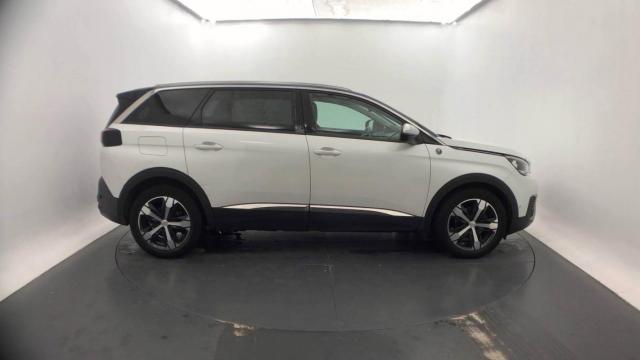 Peugeot 5008 image 1