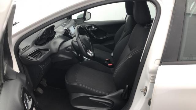 Peugeot 208 image 5