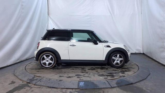 Mini Hatch image 2