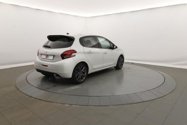 Peugeot 208 image 8