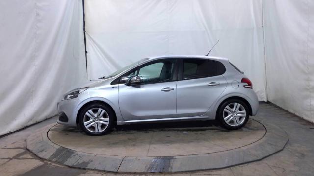 Peugeot 208 image 2