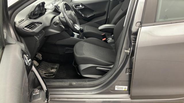 Peugeot 208 image 5