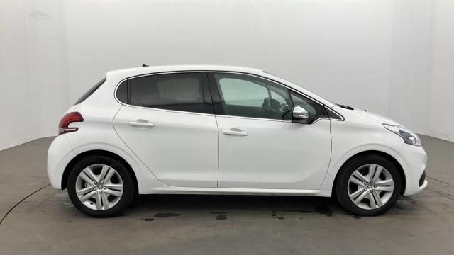 Peugeot 208 image 2