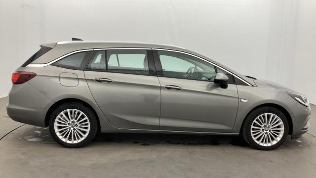 Opel Astra Sports Tourer image 2