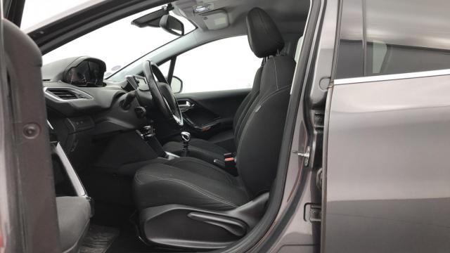 Peugeot 208 image 8