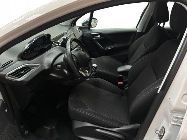 Peugeot 208 image 7