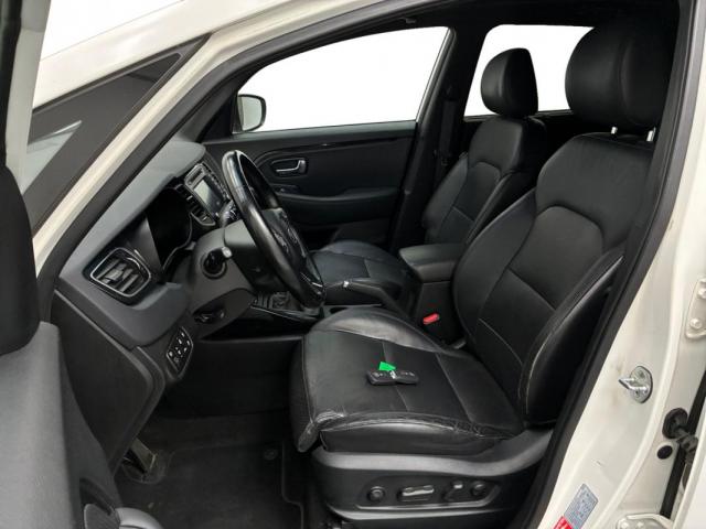 Kia Carens image 2