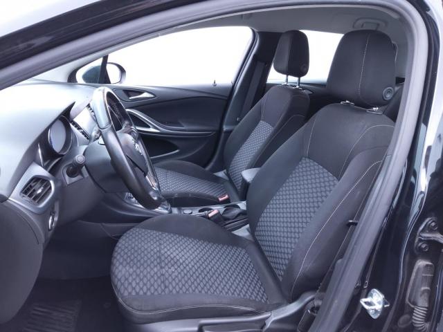 Opel Astra Sports Tourer image 2