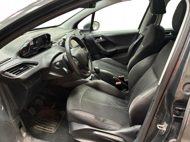 Peugeot 208 image 8