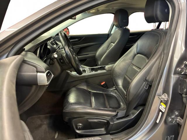 Jaguar Xe image 4