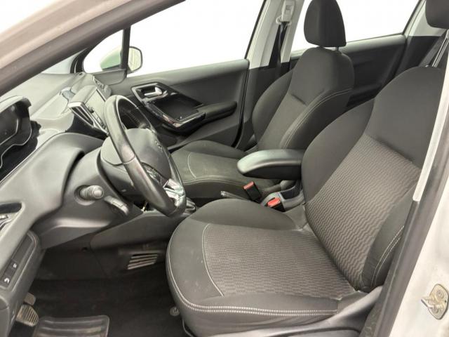 Peugeot 208 image 8