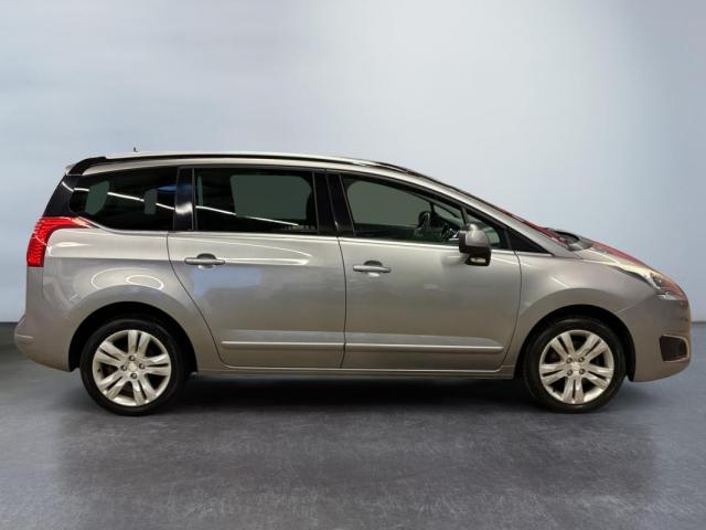 Peugeot 5008 image 1