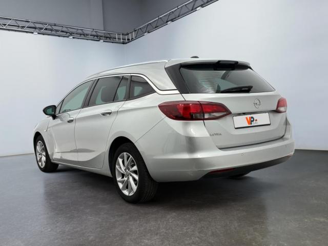 Opel Astra Sports Tourer image 2